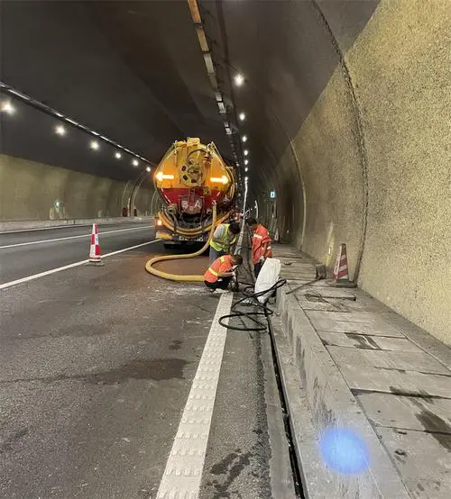 香格里拉隧道排水渠清淤